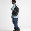 Herschel Settlement vardagsryggsäck 23 L (unisex) på en man