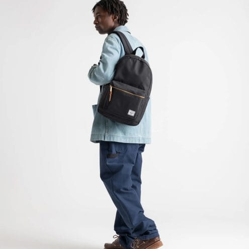 Herschel Settlement vardagsryggsäck 23 L (unisex) på en man